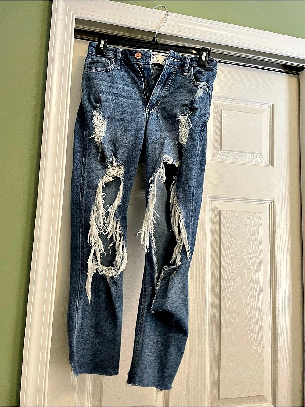 Hollister Curvy High-Rise Mom Jeans Distressed High-Rise Jeans in Blue Size 0